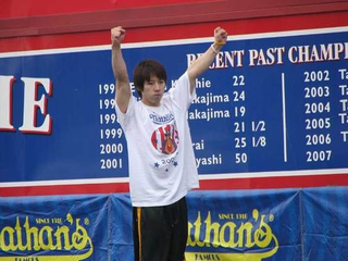 Illustration for article titled Deadspin Classic: Our Visit To The Hot Dog Eating Championships